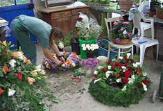 »Blumenkränze werden gebunden«