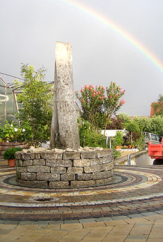 »Unser Brunnen vor einem Regenbogen«