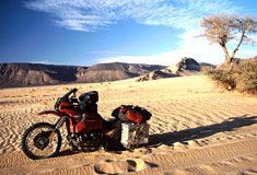 »Motorrad im Sand versunken«