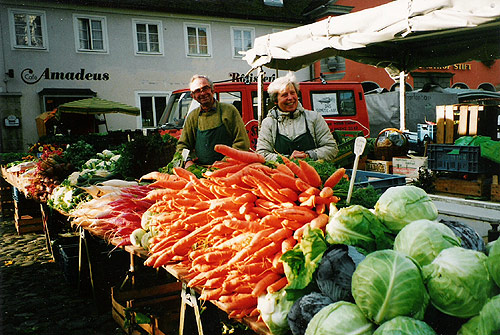 »Traditionell - damals wie heute in Lindau auf dem Wochenmarkt«