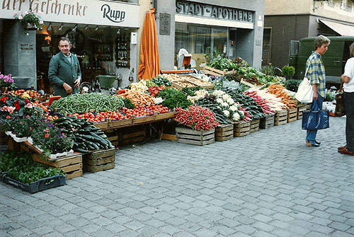 »Traditionell - damals wie heute in Wangen auf dem Wochenmarkt«